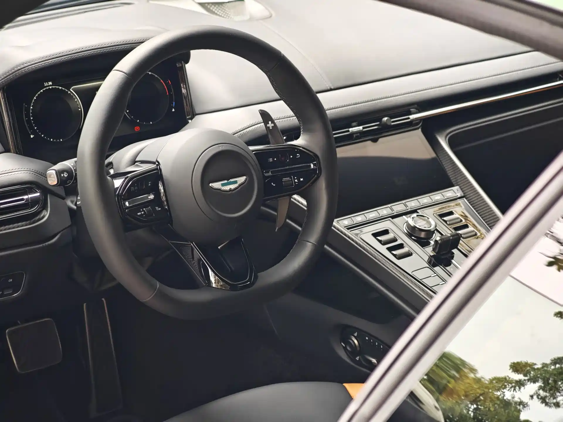 Фото 15 - Aston Martin DB12