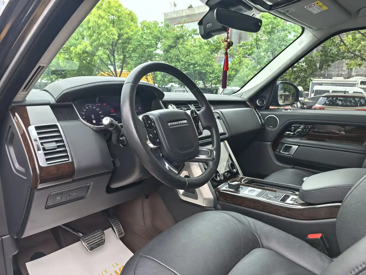 Land Rover Range Rover 2021 3.0 L6 Heritage Extended Classic Edition фото 5