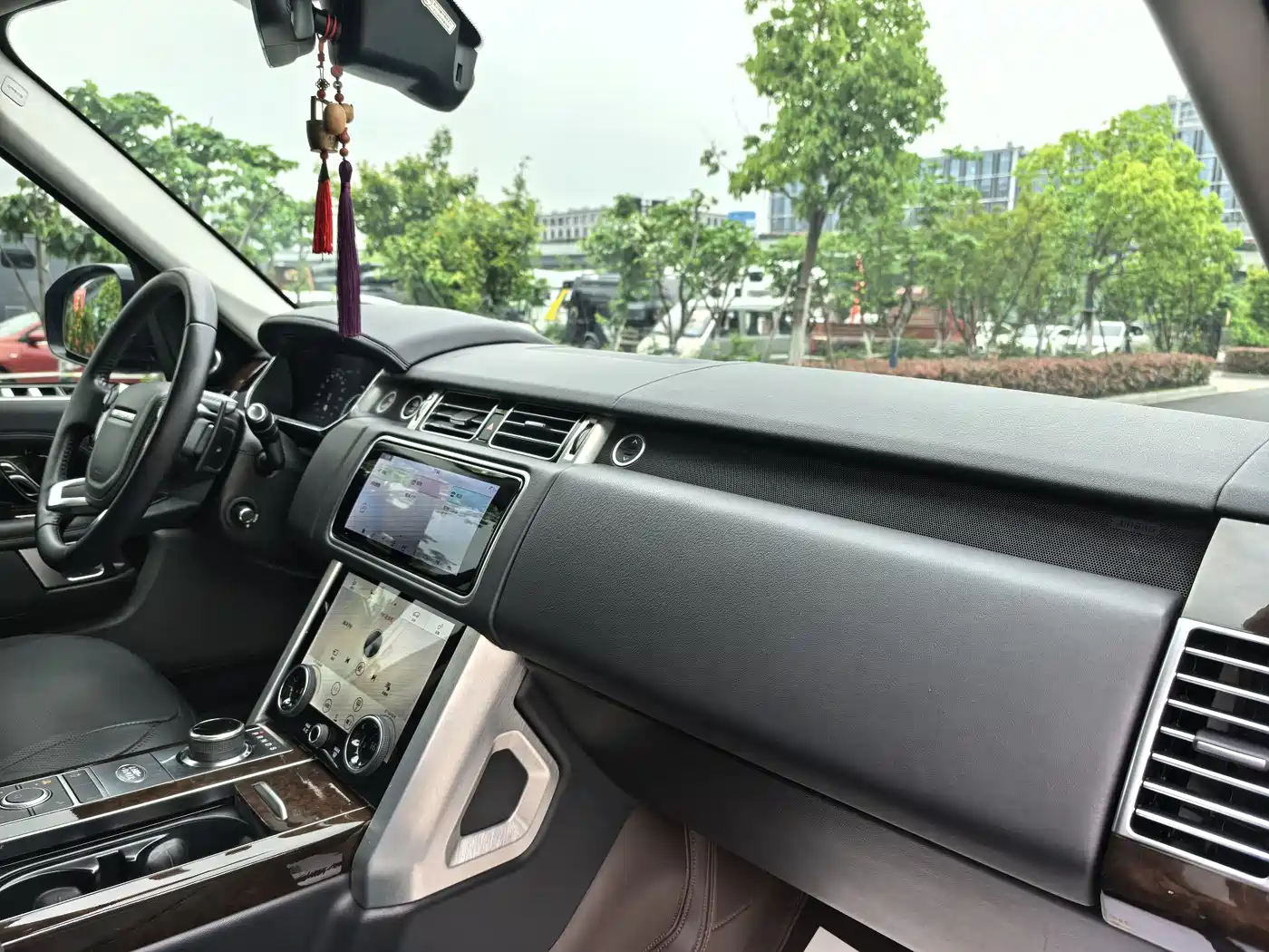 Land Rover Range Rover 2021 3.0 L6 Heritage Extended Classic Edition фото 13