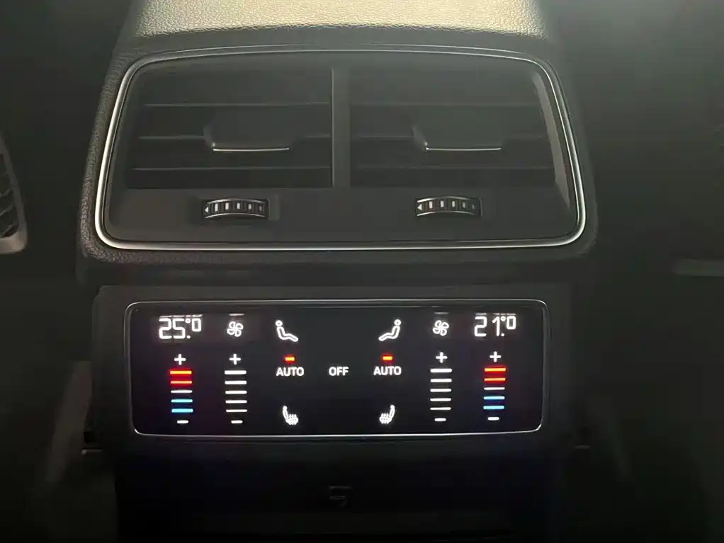 Фото 14 - Audi A6L