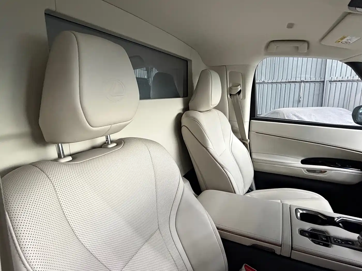Lexus LM 2025 Model 500h Four-Seater Imperial Edition фото 6