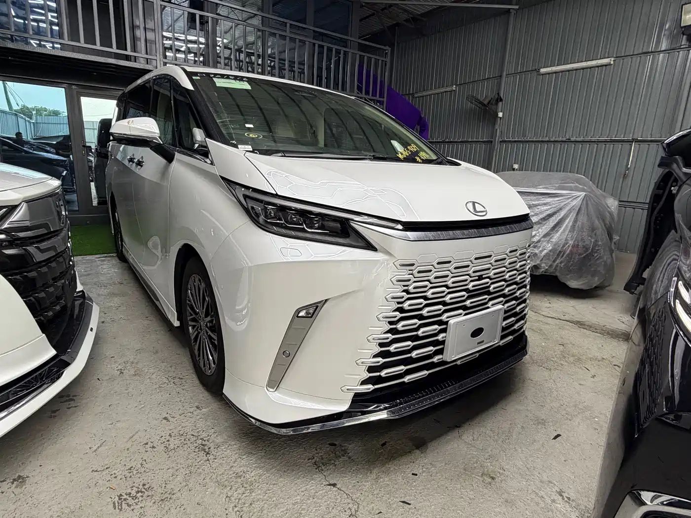 Lexus LM 2025 Model 500h Four-Seater Imperial Edition фото 4