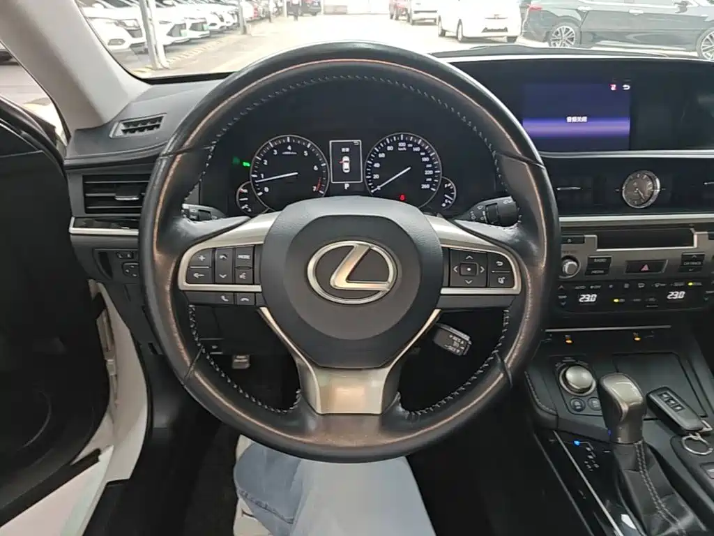 Фото 11 - Lexus ES