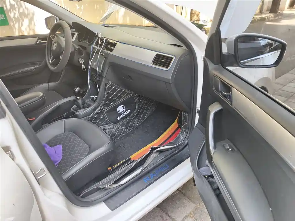 Škoda Skoda Rapid Spaceback 2018 1.6L Manual Comfort фото 17