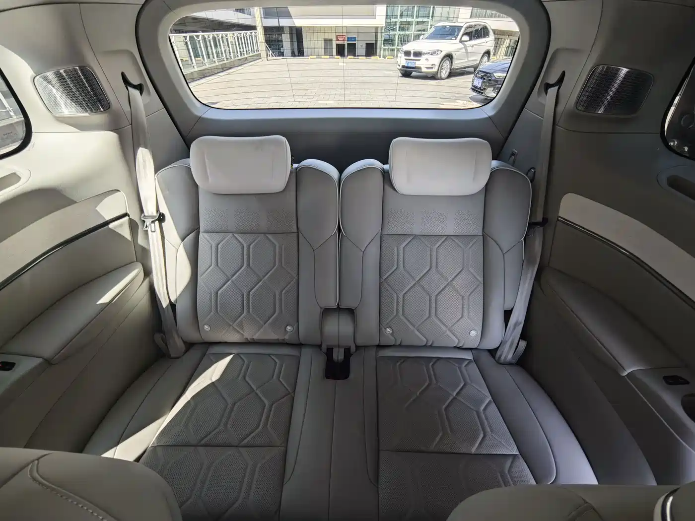 Volvo EM90 2024 2025 Ultra Six-Seater