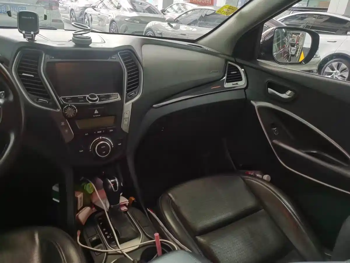 Hyundai Santa Fe 2013 2013 Facelift 2.4L Automatic 4WD Smart