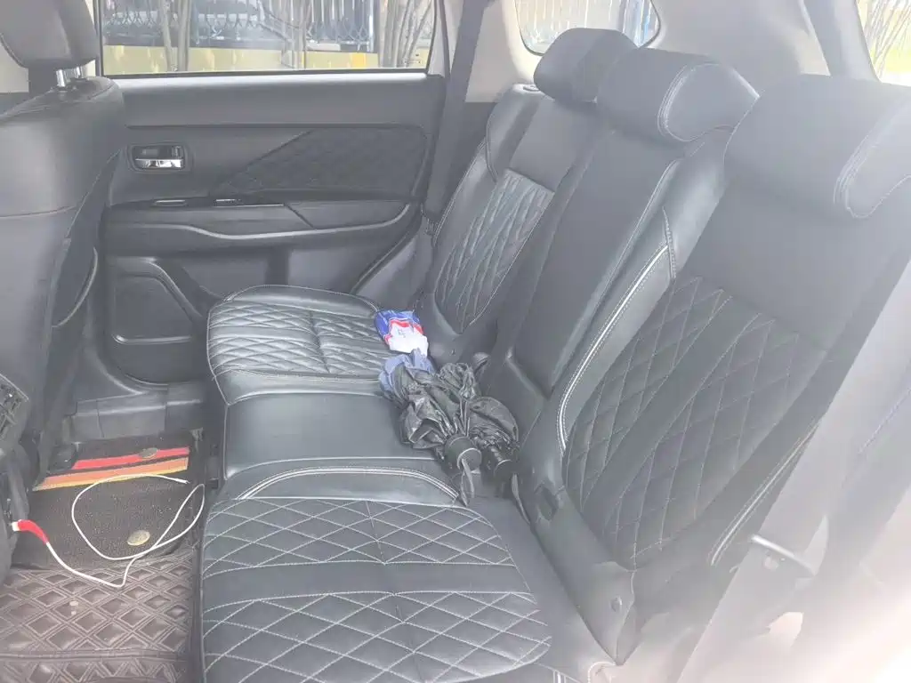 MITSUBISHI OUTLANDER