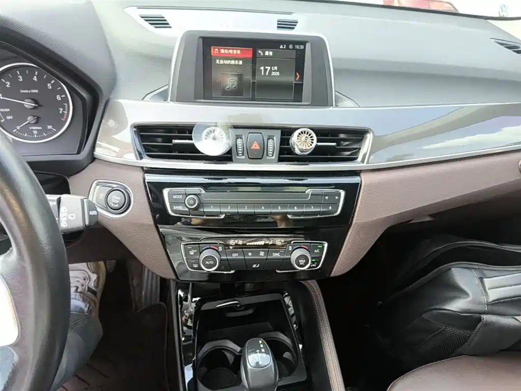 BMW X1 2018 sDrive18Li Premium Model фото 13