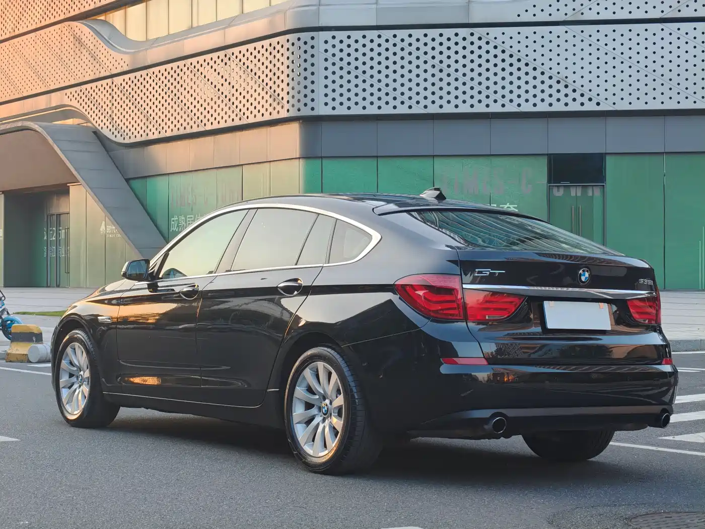 BMW 5 Series GT 2010 535i Luxury Model фото 17