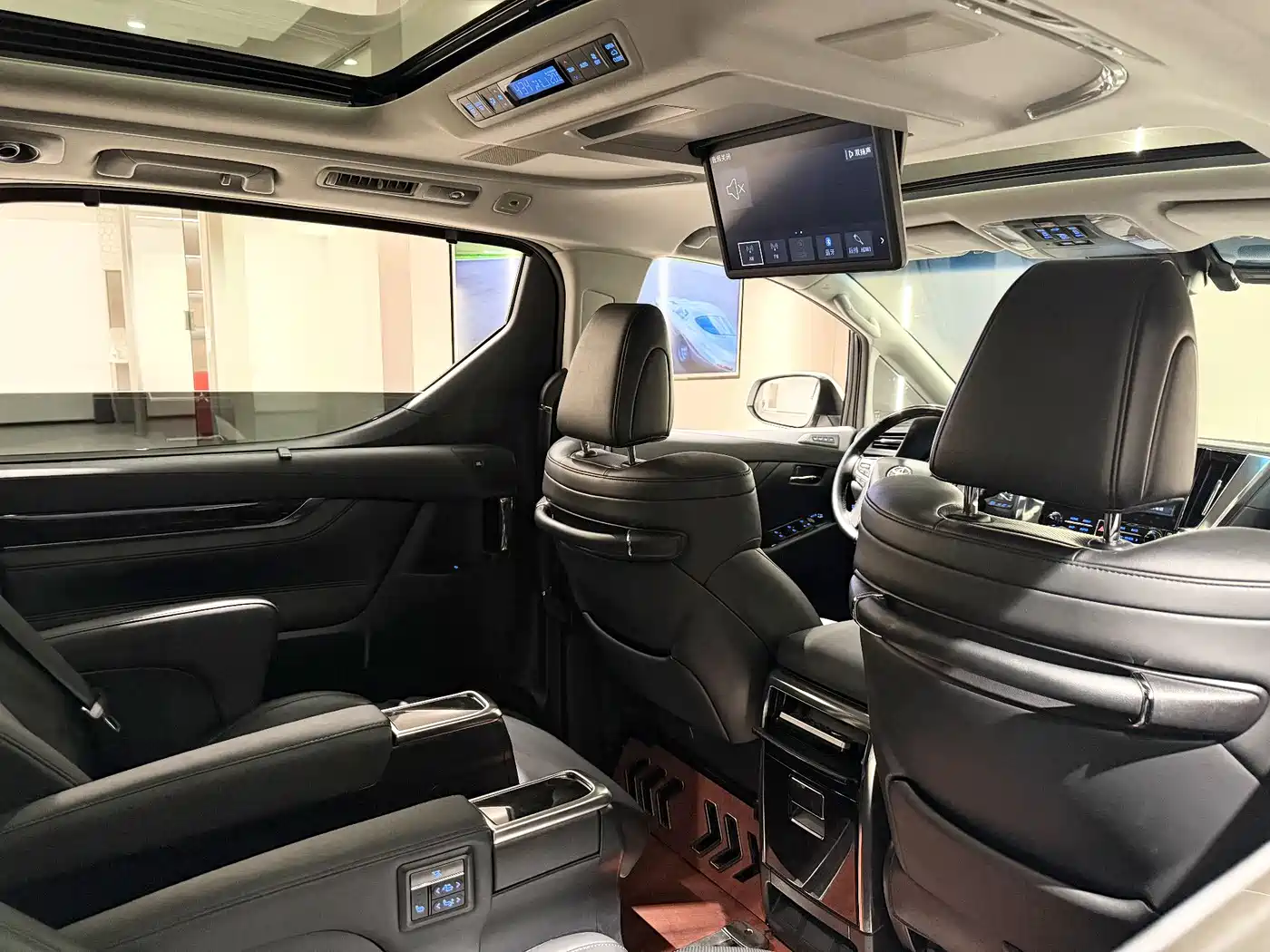 Toyota Vellfire 2021 Crown Hybrid 2.5L HV Luxury Edition фото 12