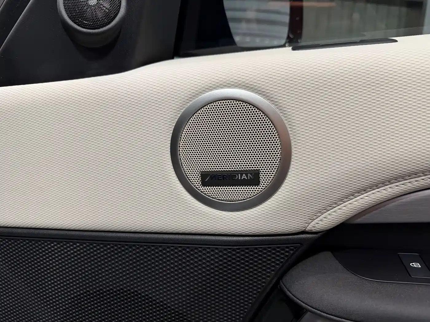 Land Rover Discovery 2024 360PS Dynamic SE фото 23