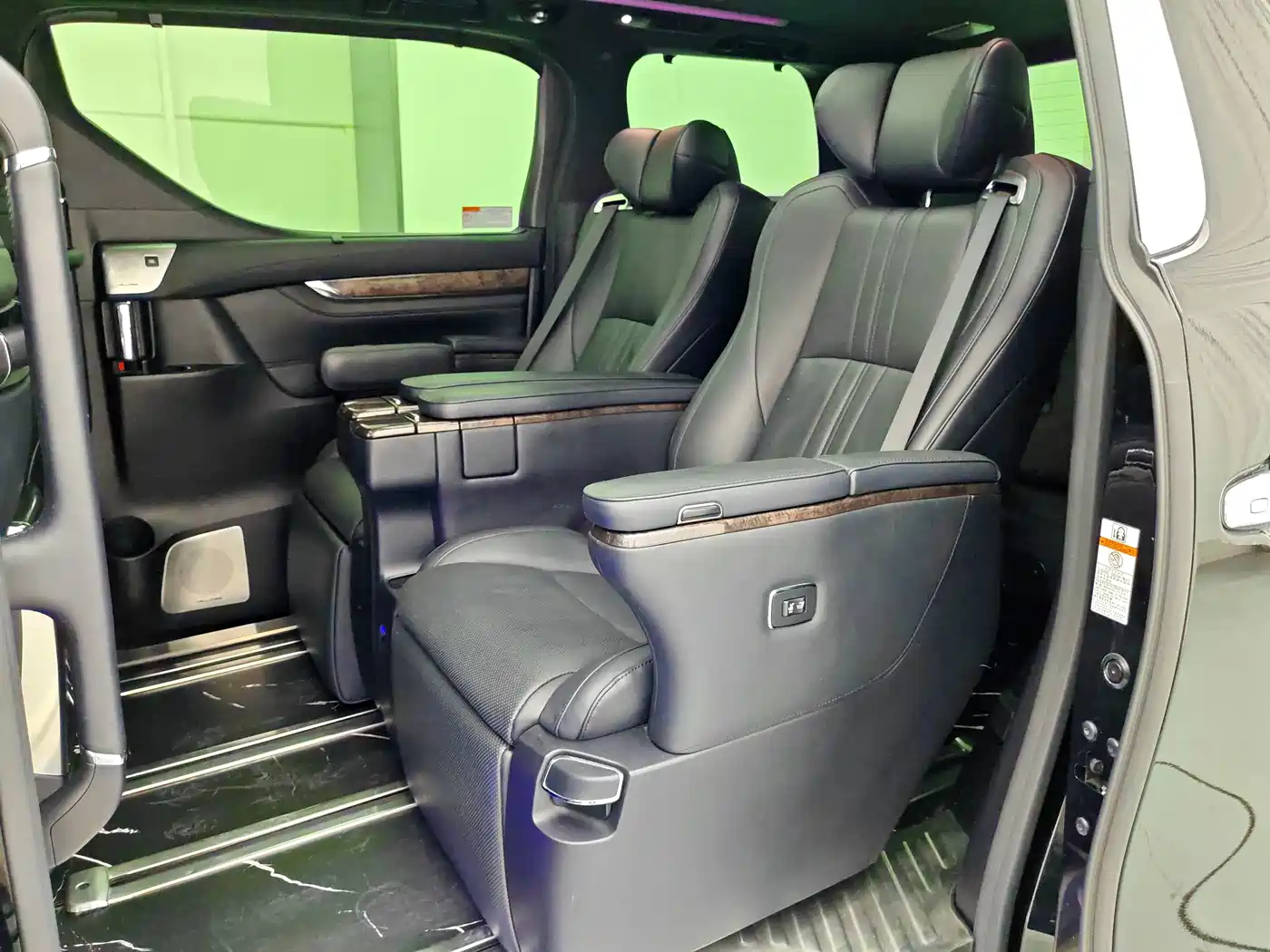 Photo 6 - Toyota Vellfire