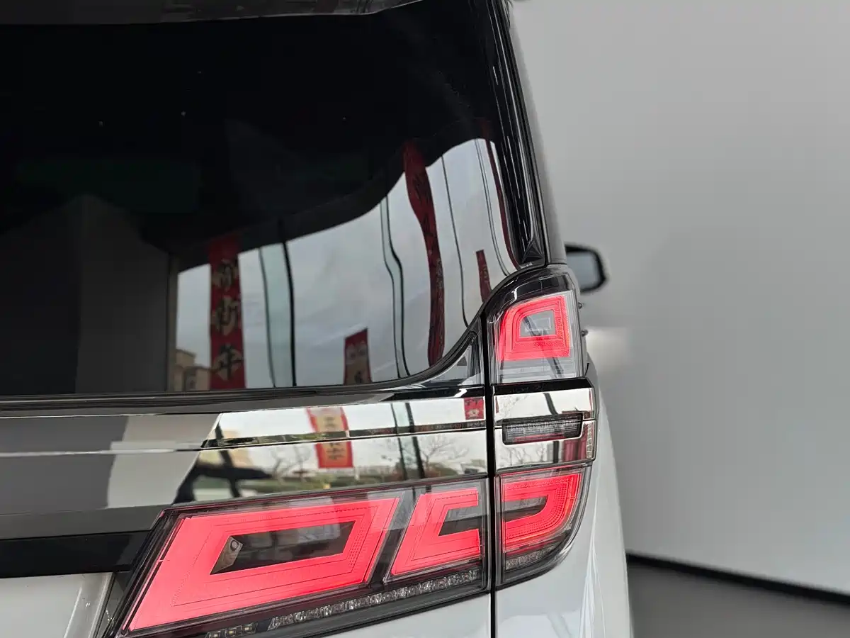 Toyota Vellfire 2021 Crown Hybrid 2.5L HV Premium Edition фото 26