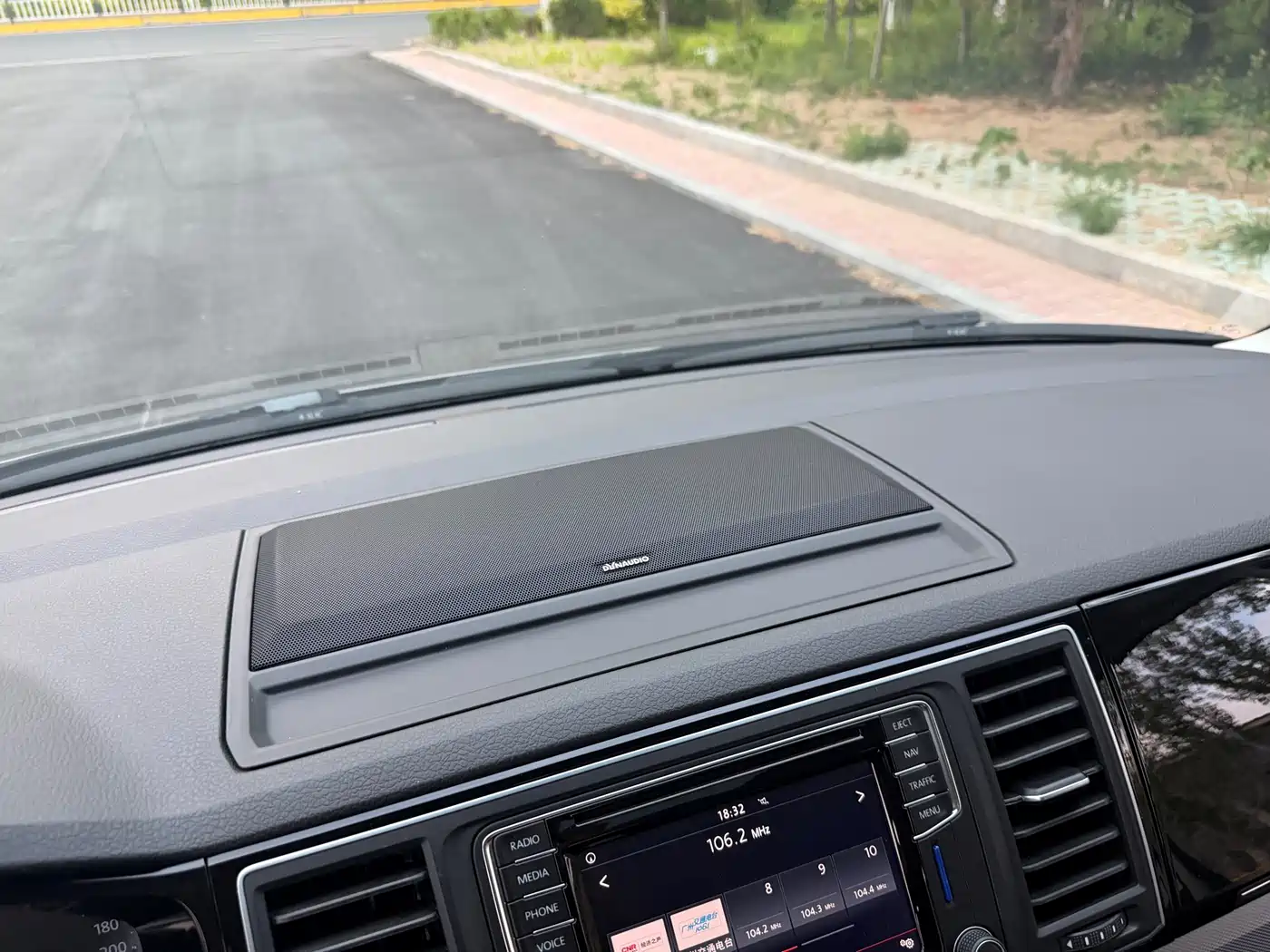 Volkswagen Multivan 2017 2.0TSI 4WD Explorer 7-seater фото 10