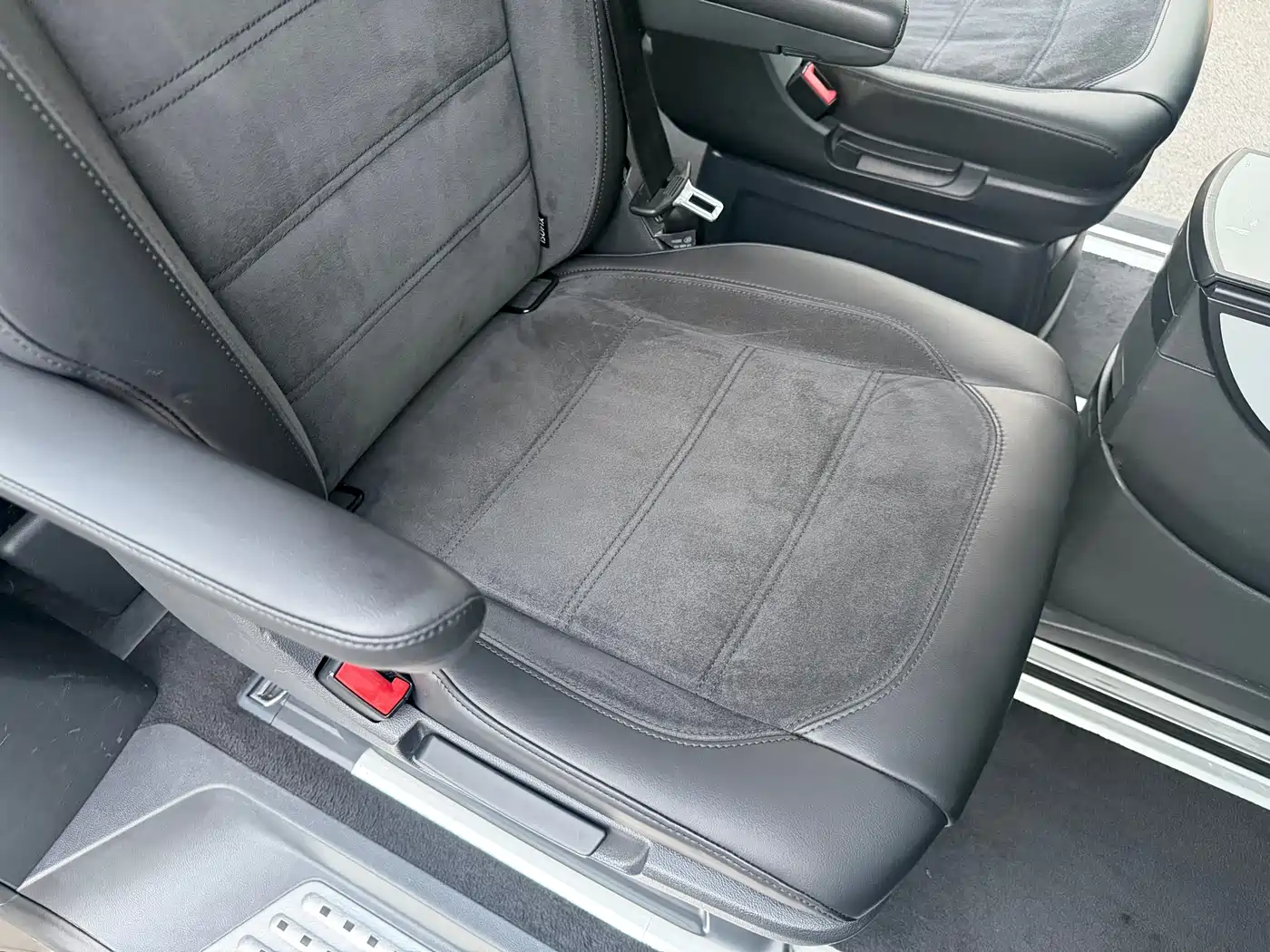 Volkswagen Multivan 2017 2.0TSI 4WD Explorer 7-seater фото 19