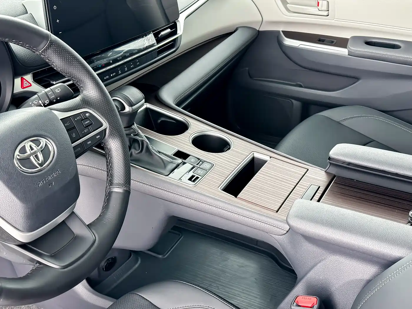Toyota Granvia 2023 2.5L Hybrid Comfort Edition фото 6