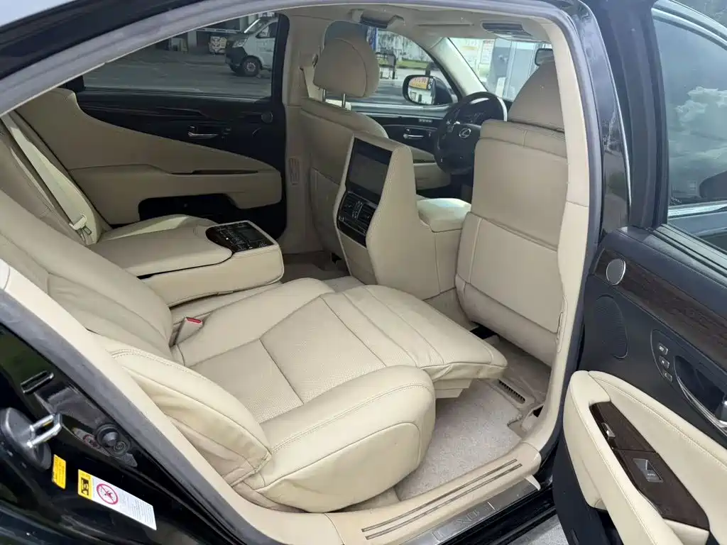 Фото 7 - Lexus LS