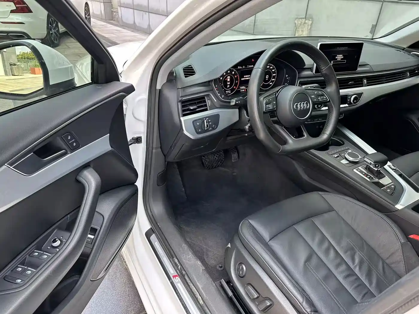 Photo 4 - Audi A4L