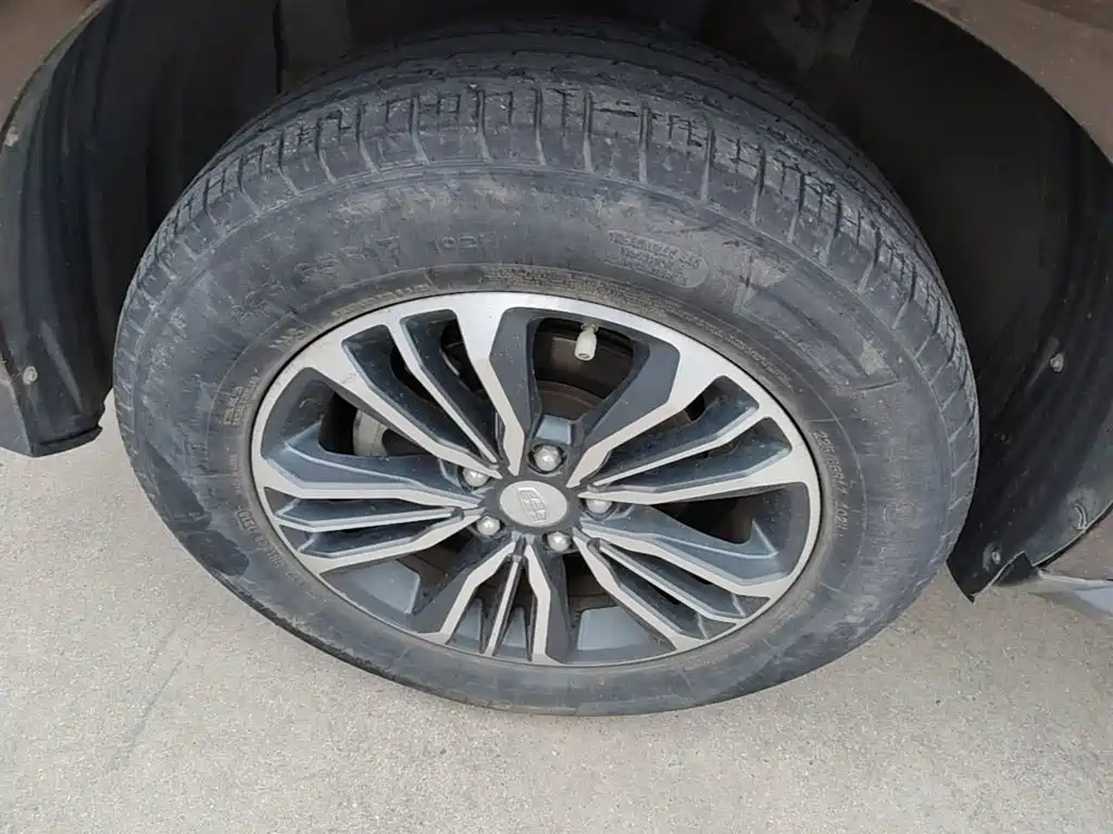 Фото 23 - Geely Emgrand X6