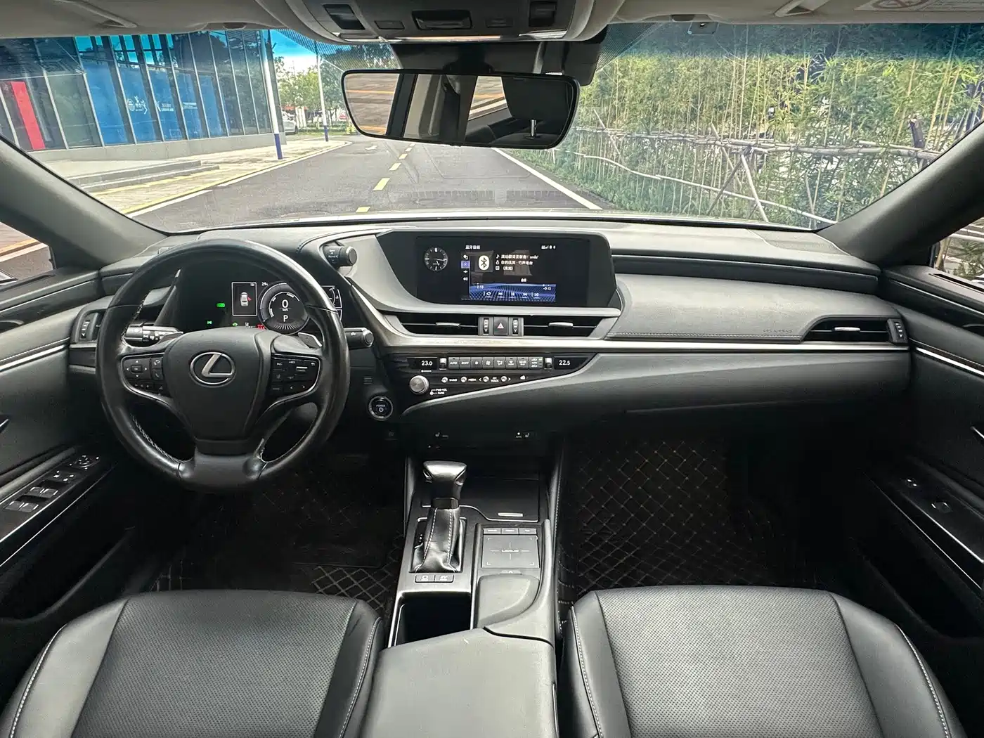 Photo 9 - Lexus ES