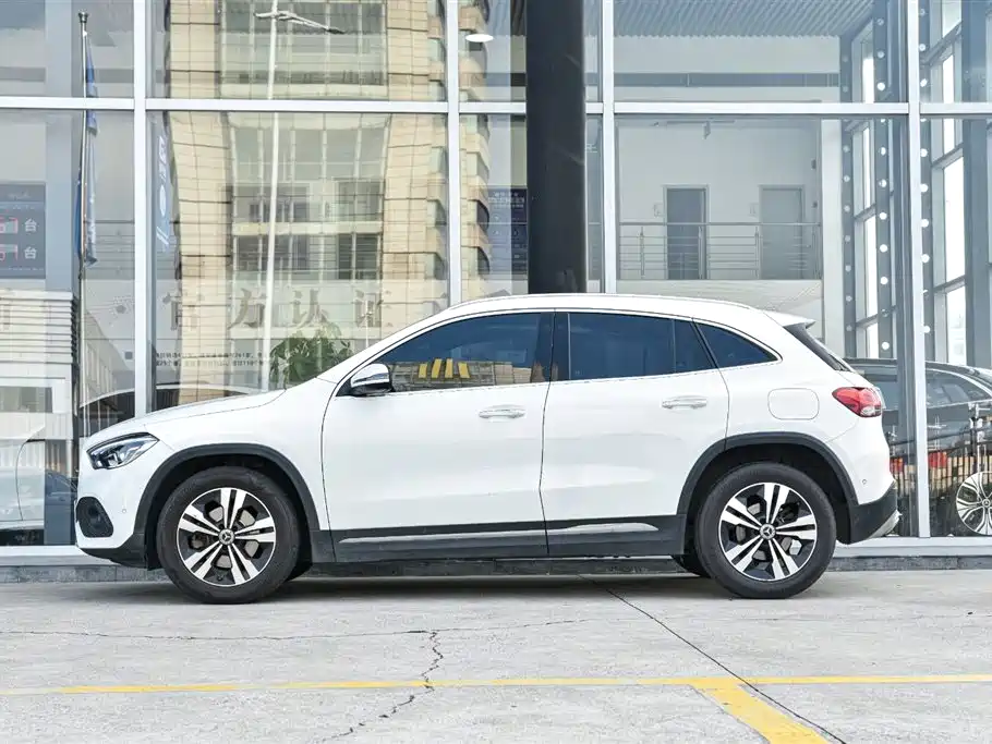 MERCEDES-BENZ GLA