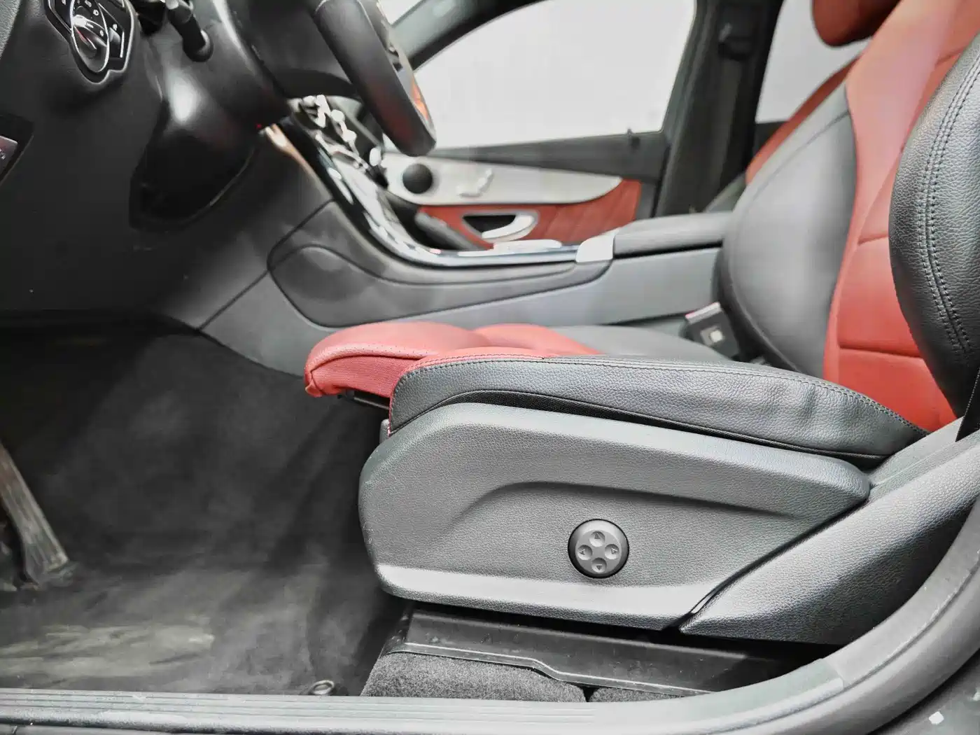 Mercedes-Benz GLC Coupe 2023 Model GLC 260 4MATIC Coupe SUV фото 36