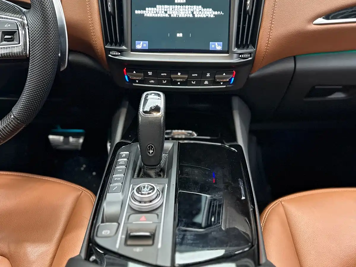 Maserati Levante 2021 3.0T Standard Edition фото 14