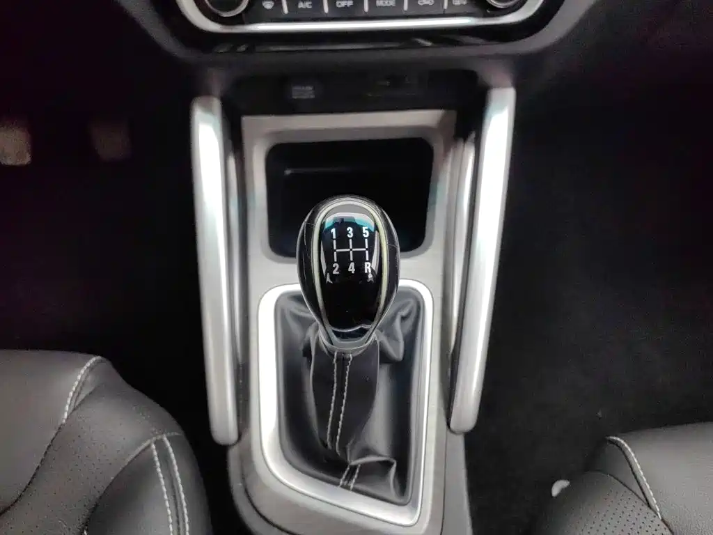Фото 13 - Geely Vision X3