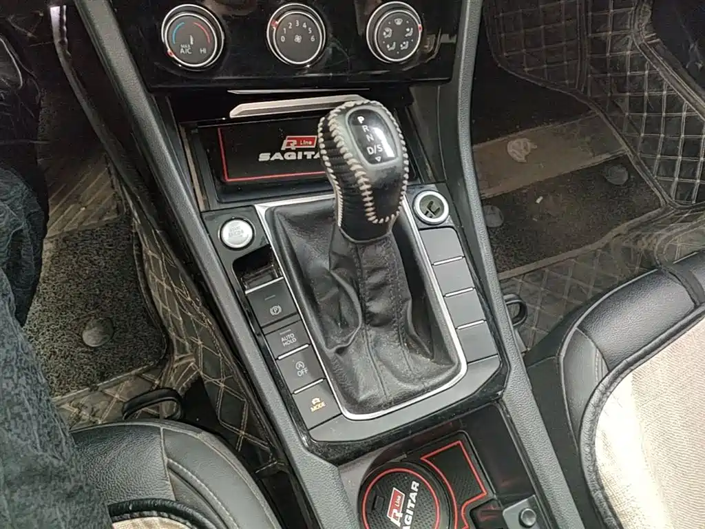 VOLKSWAGEN SAGITAR