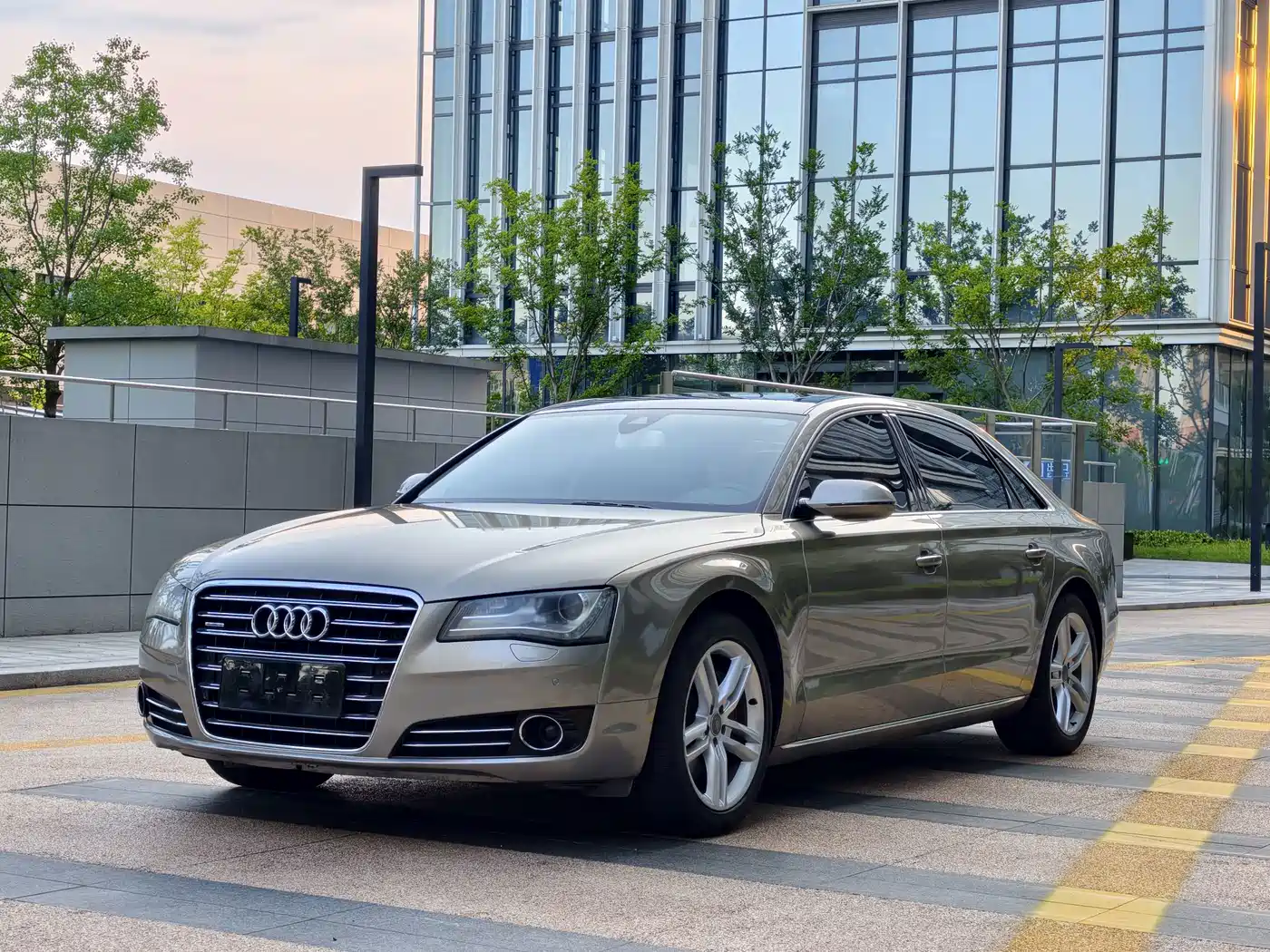 Фото 1 - Audi A8