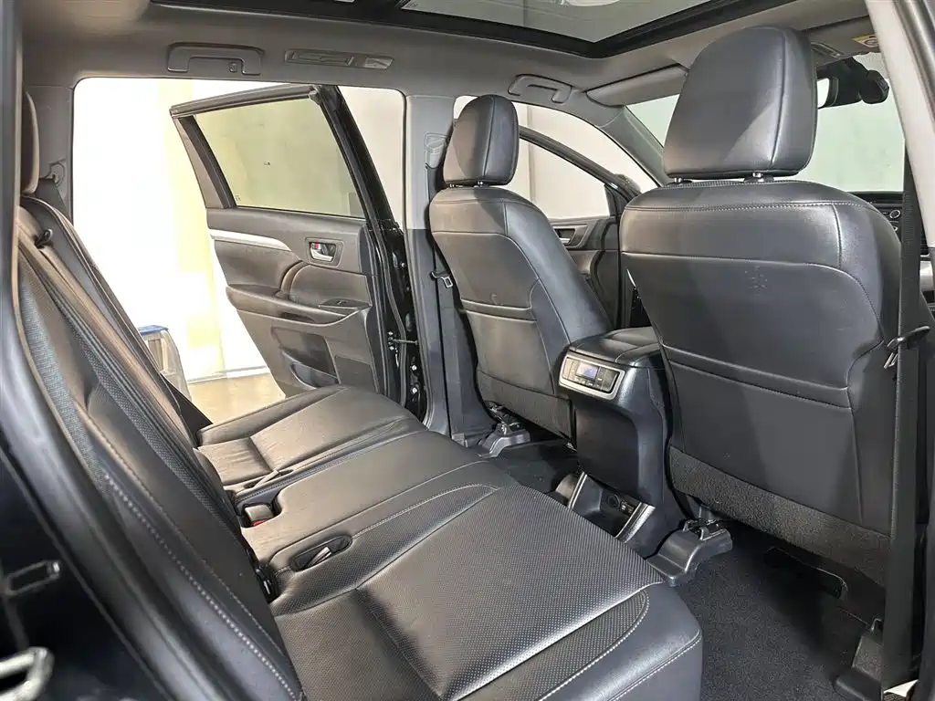Photo 14 - Toyota Highlander