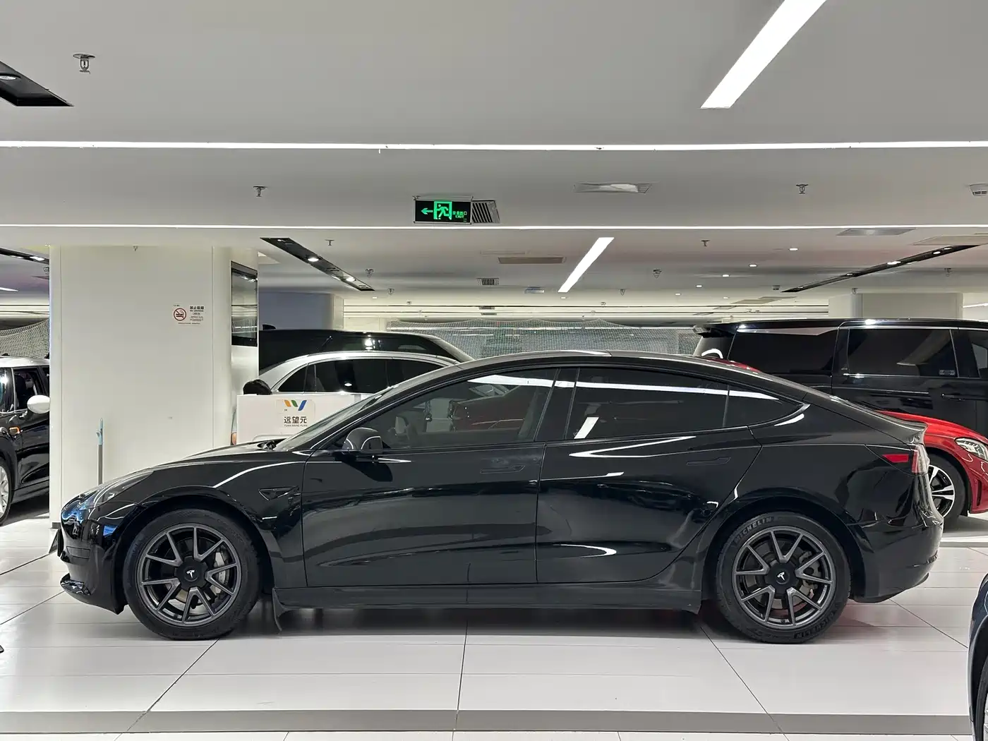 Фото 4 - Tesla Model 3