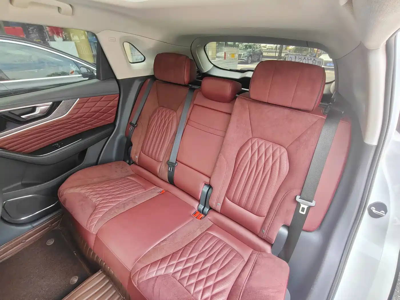 Фото 19 - Hongqi HS5