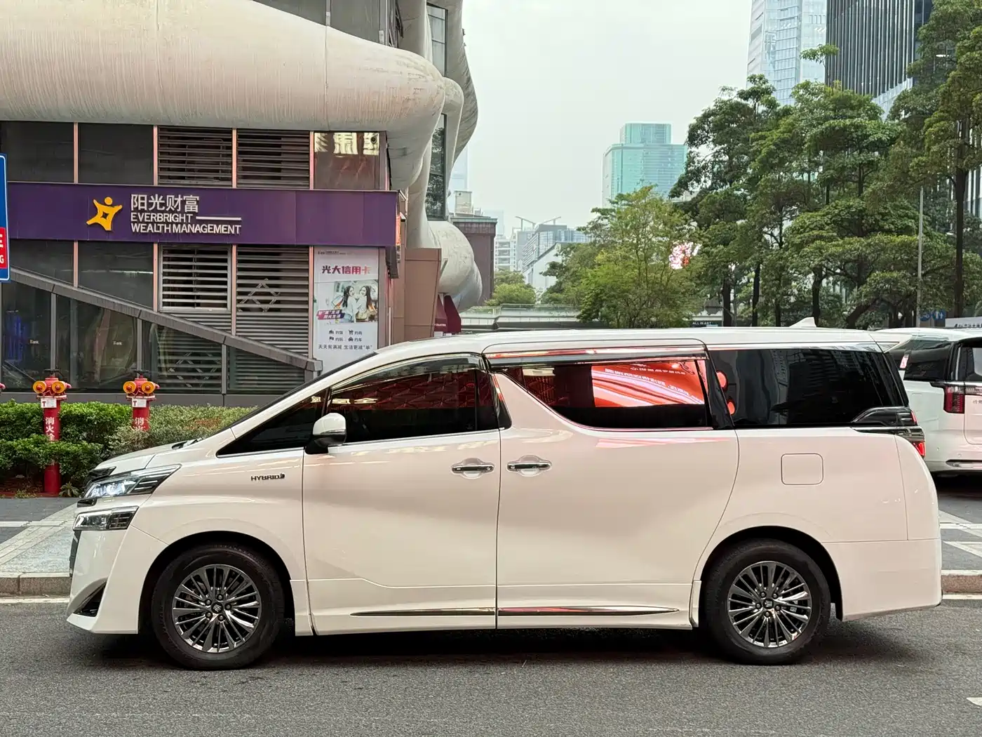 Toyota Vellfire 2021 Crown Hybrid 2.5L HV Premium Edition фото 4