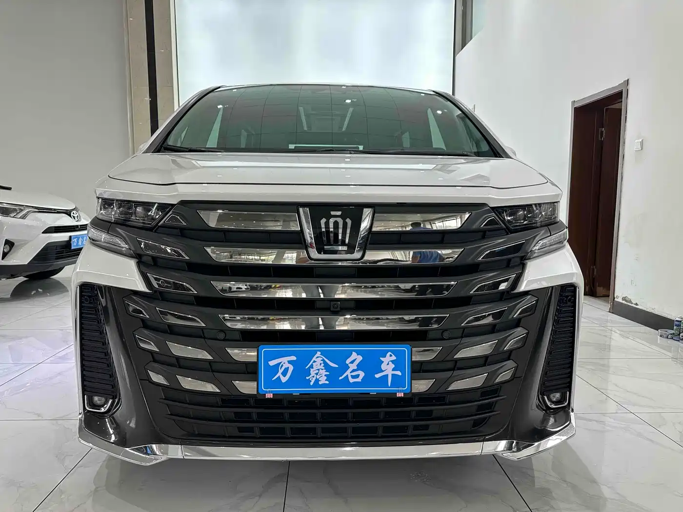 Toyota Vellfire 2024 Crown Hybrid 2.5L Executive Premium Edition фото 2