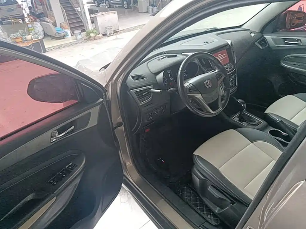 Фото 16 - Changan CS35