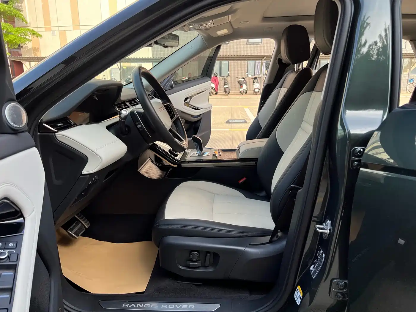 Land Rover Range Rover Evoque 2022 Range Rover Evoque L 249PS R-Dynamic Luxury Edition фото 4