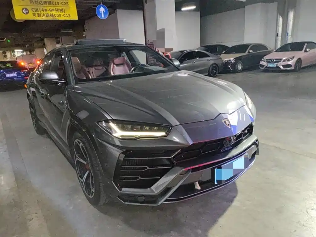 LAMBORGHINI URUS