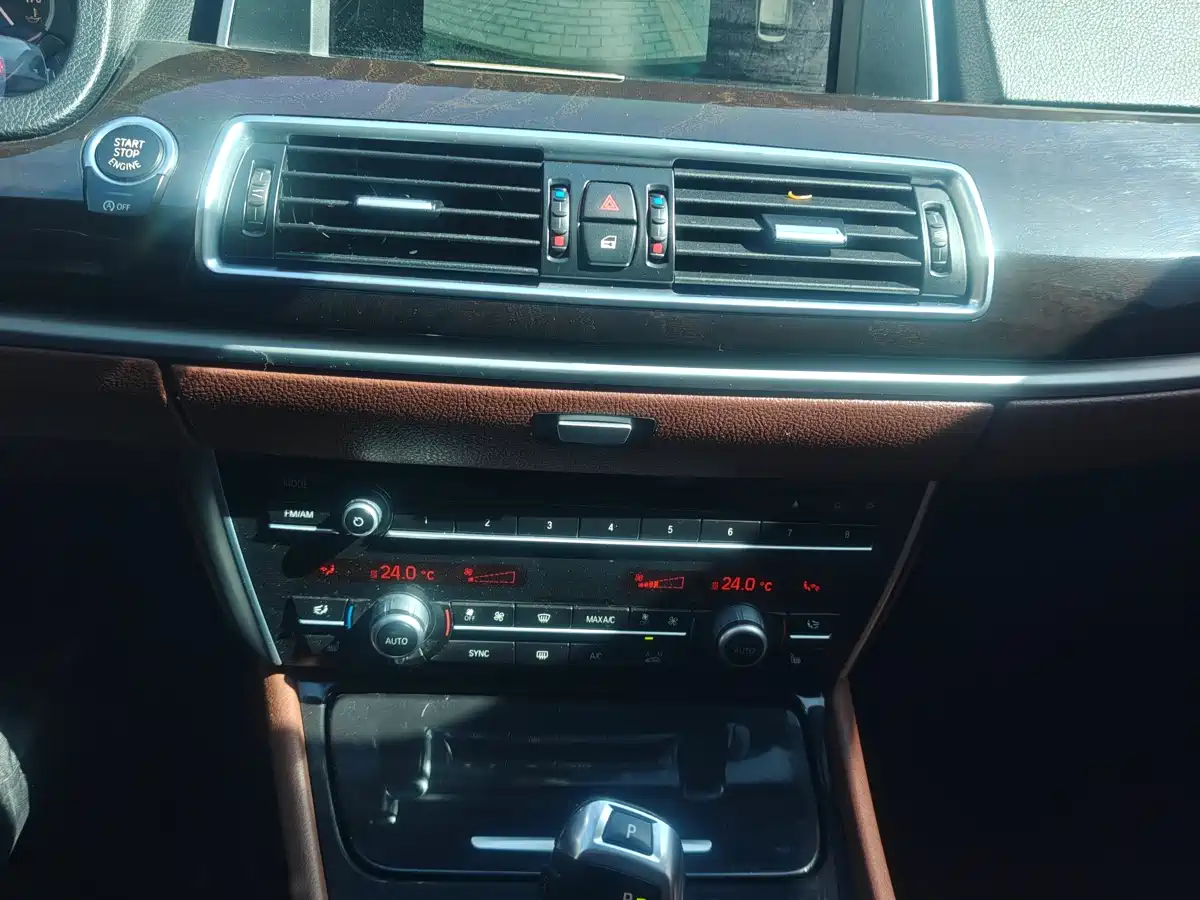 BMW 5 Series GT 2014 535i Leading фото 9