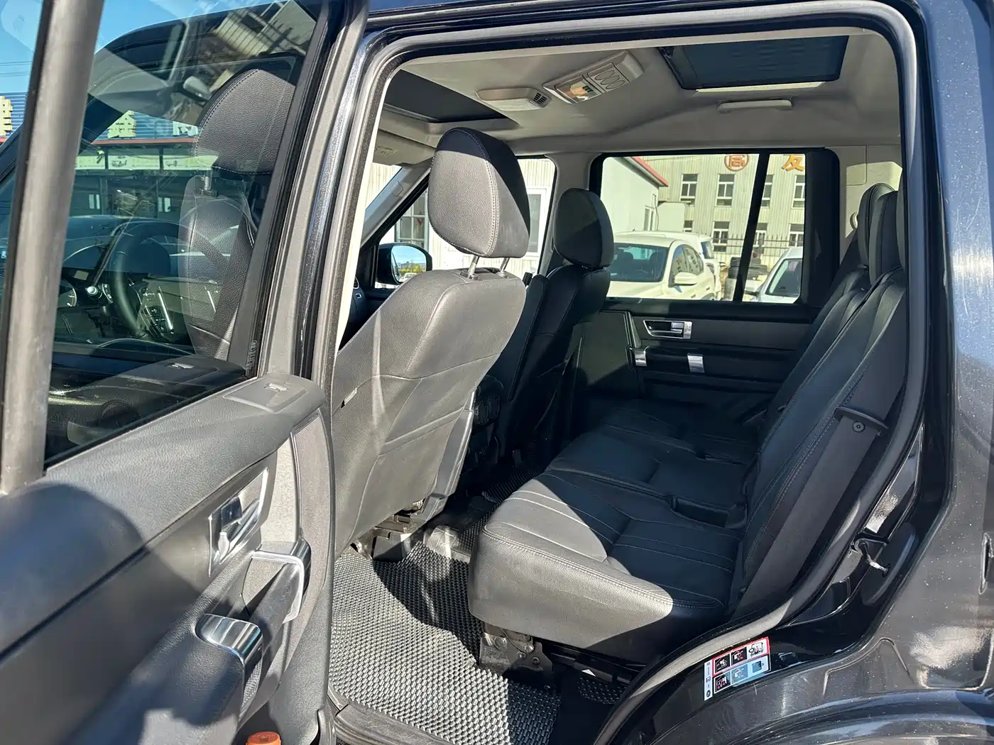 Land Rover Discovery 2015 3.0 SC V6 SE фото 3