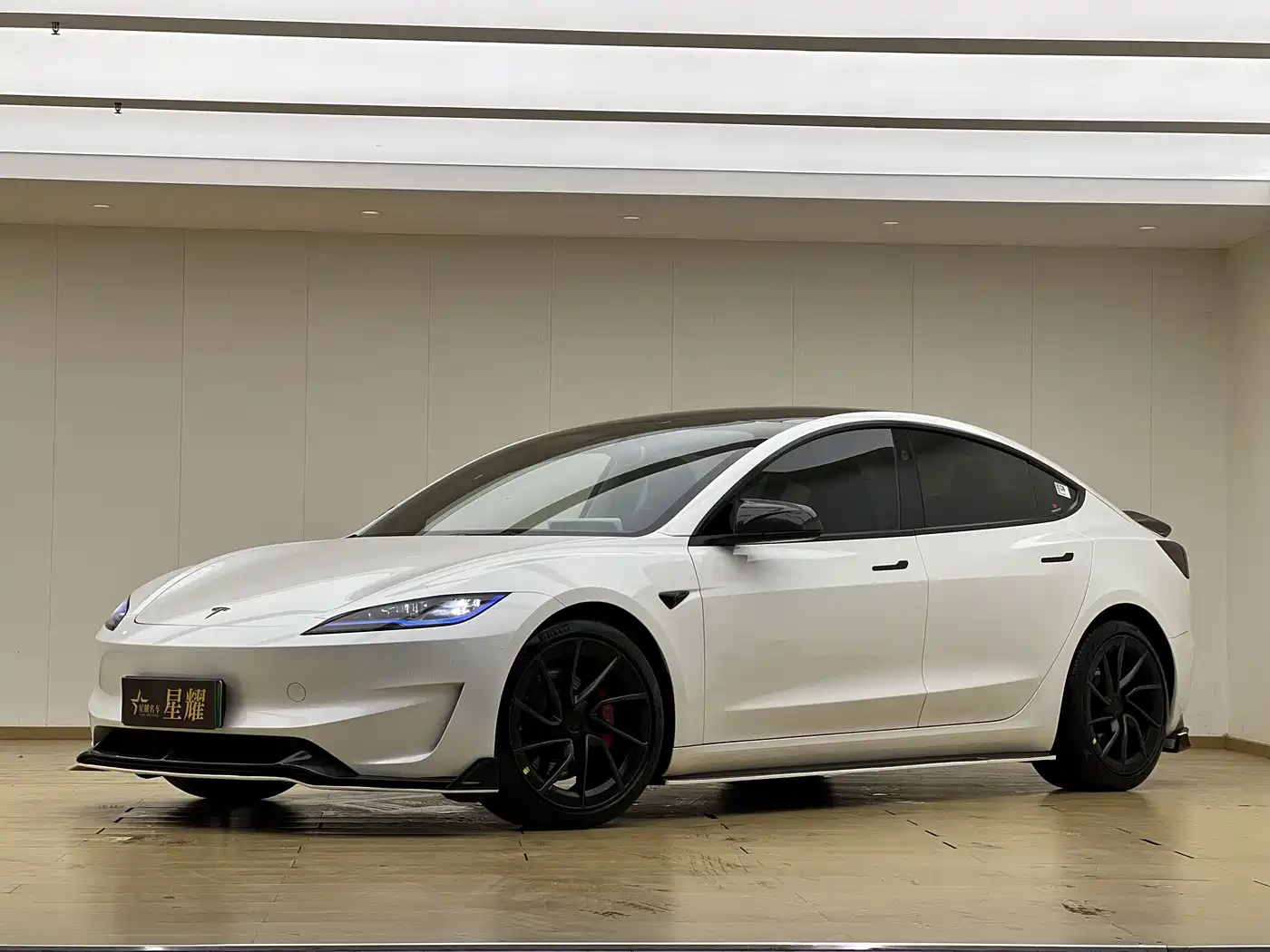Фото 1 - Tesla Model 3