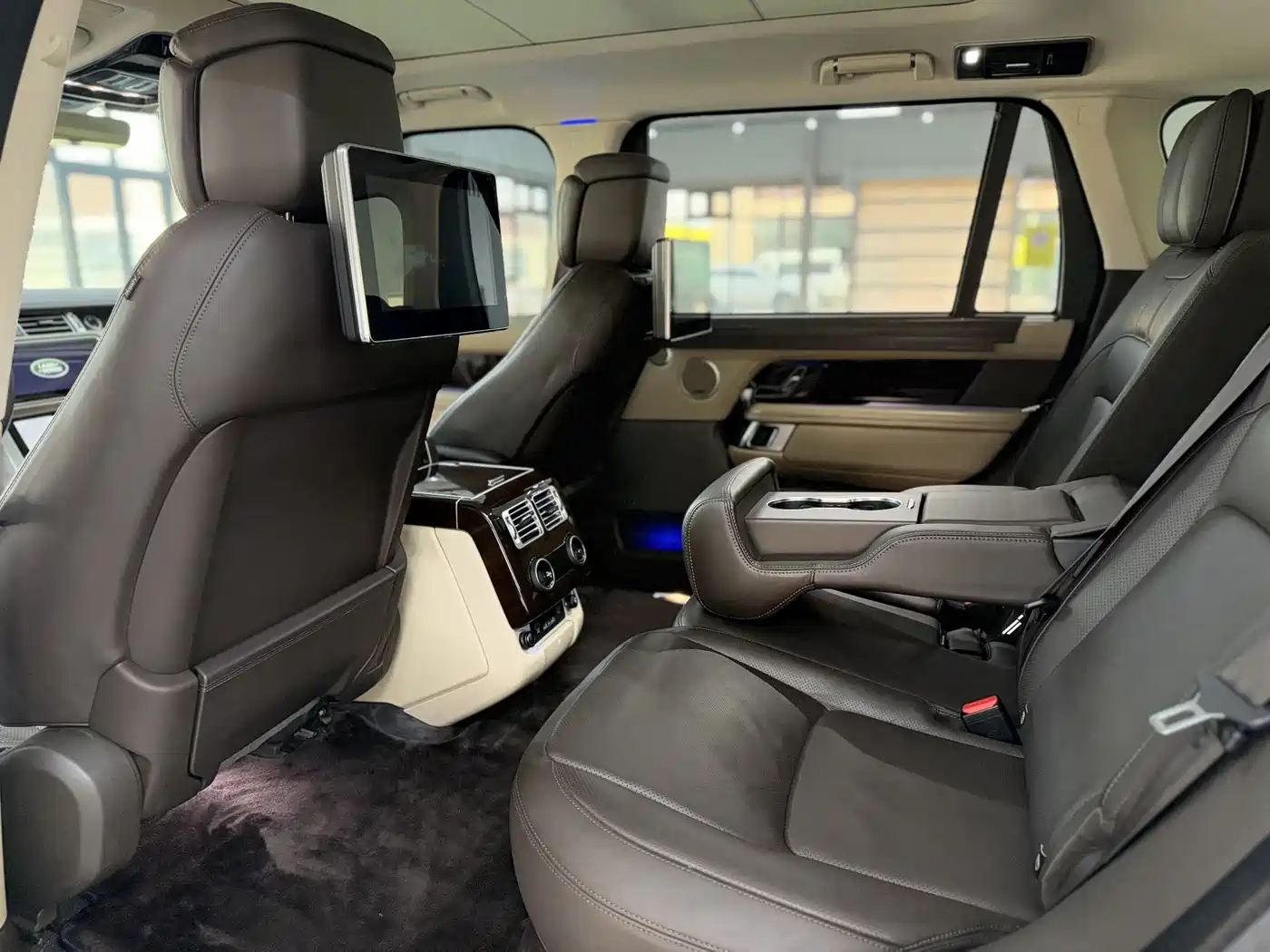 Land Rover Range Rover 2022 3.0 L6 400PS Heritage Extended Classic Edition фото 13