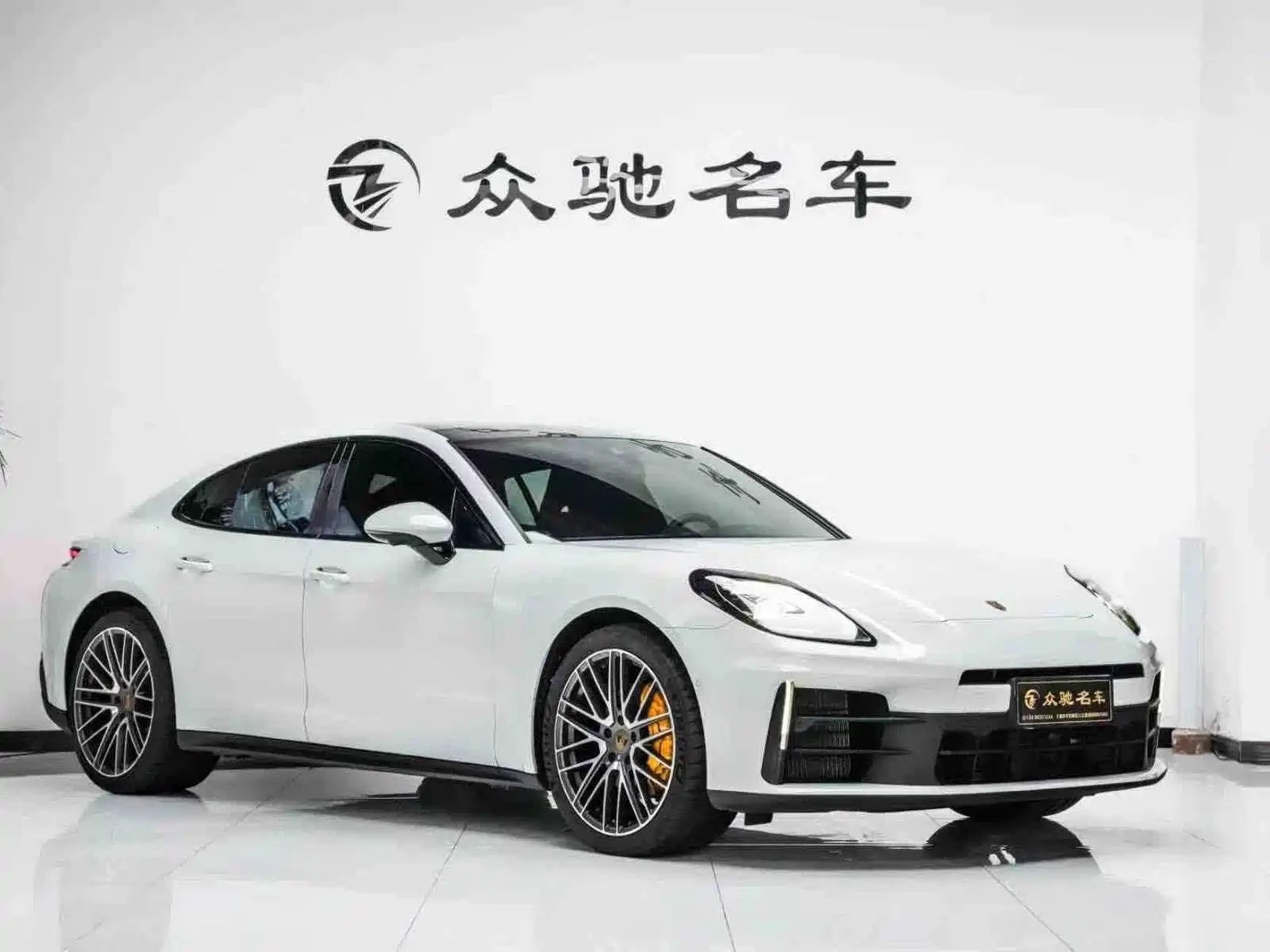 Photo 3 - Porsche Panamera