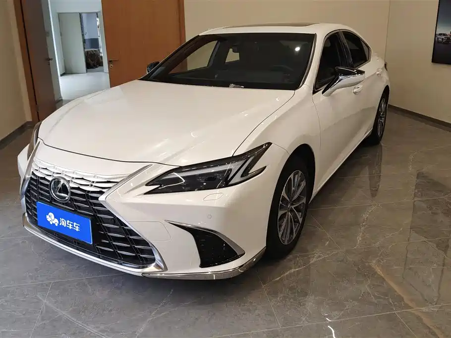 Lexus ES 2025 200 Ultimate Edition