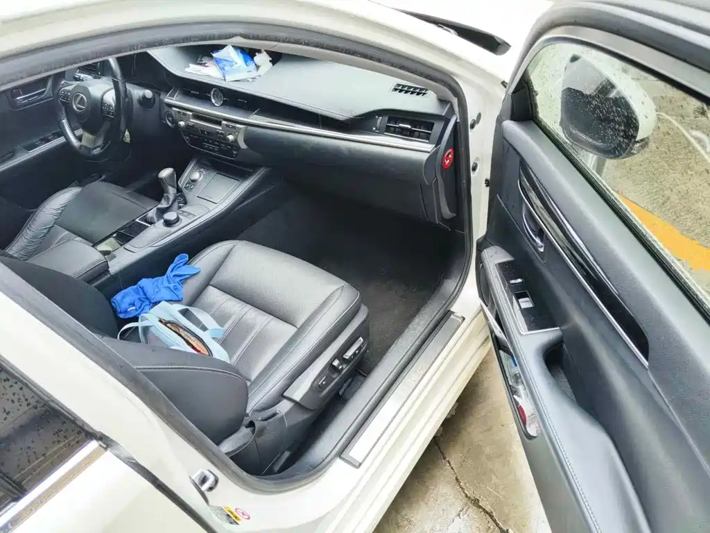 Photo 13 - Lexus ES