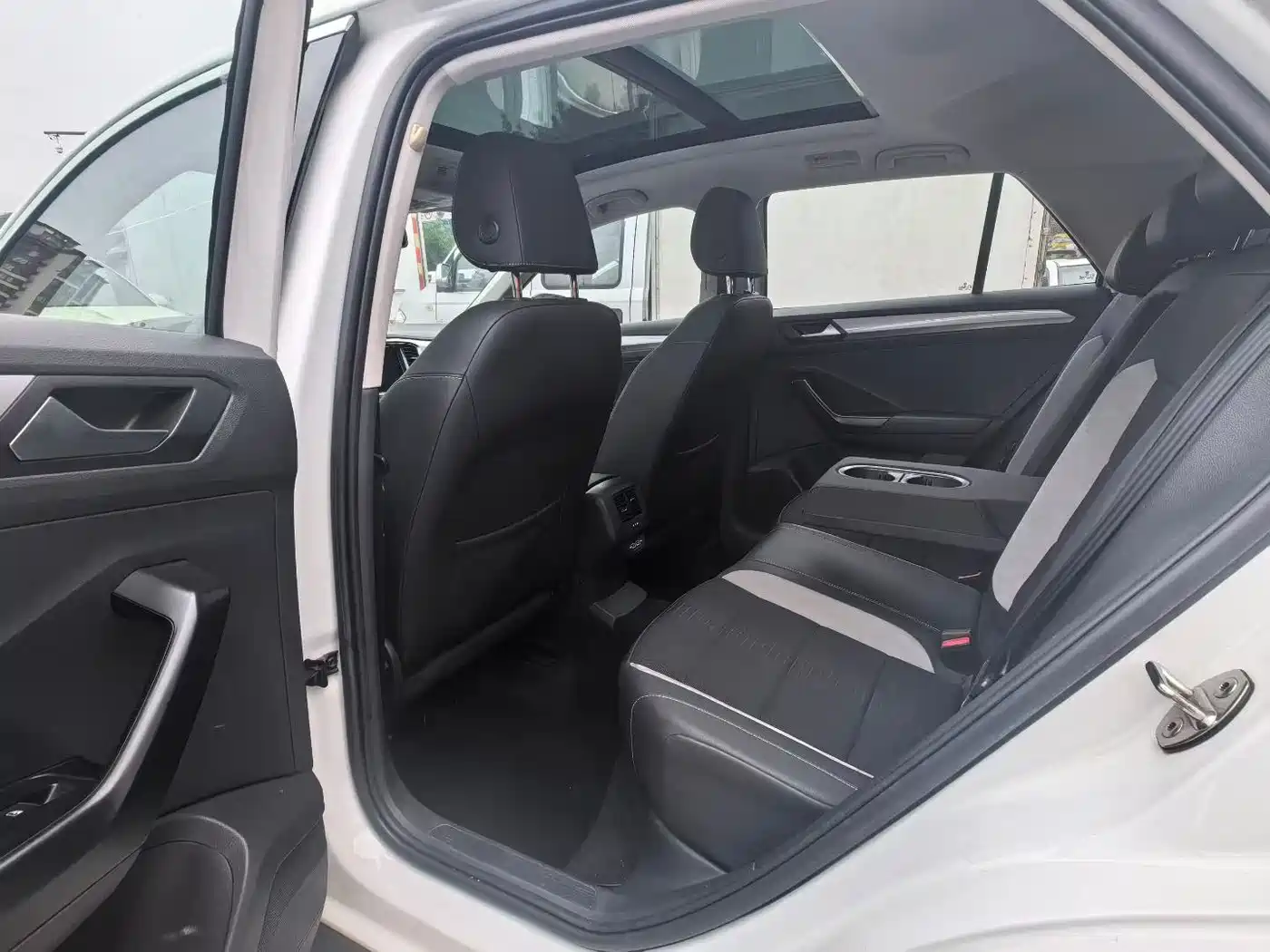 VOLKSWAGEN T-ROC EXPLORING SONGS