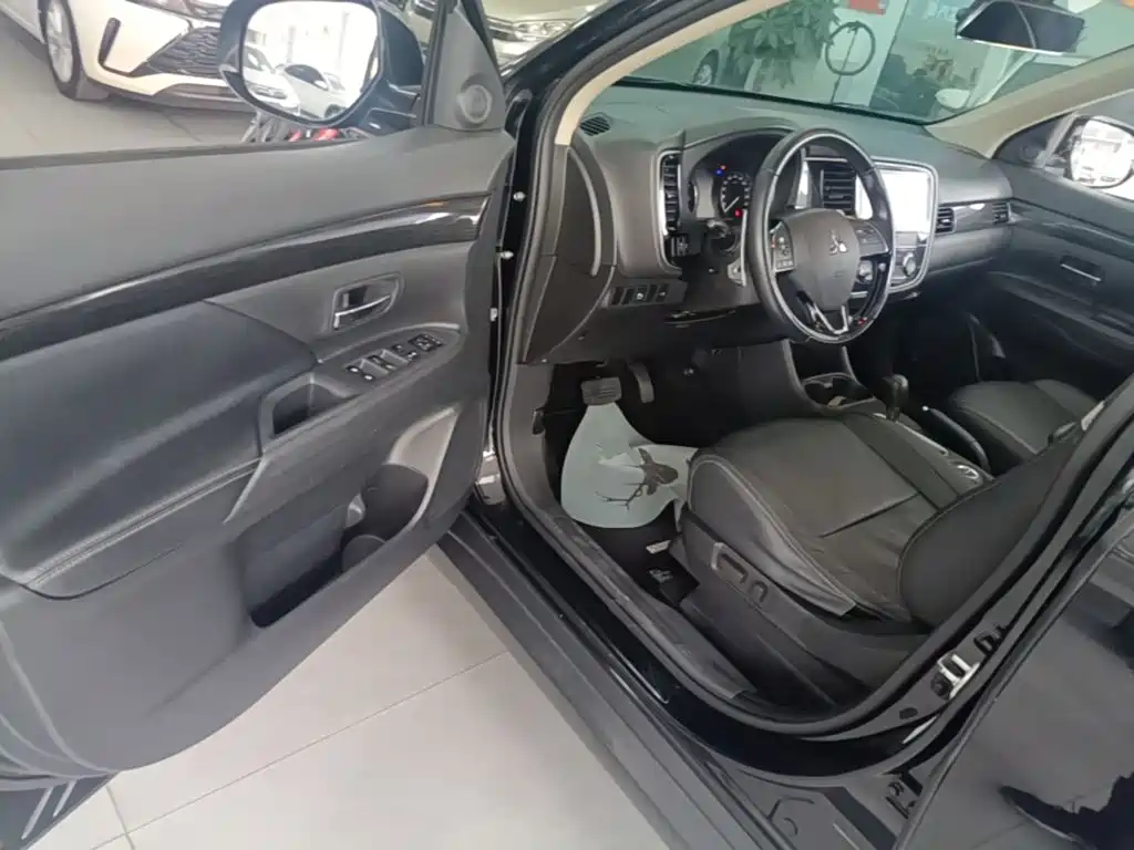 MITSUBISHI OUTLANDER