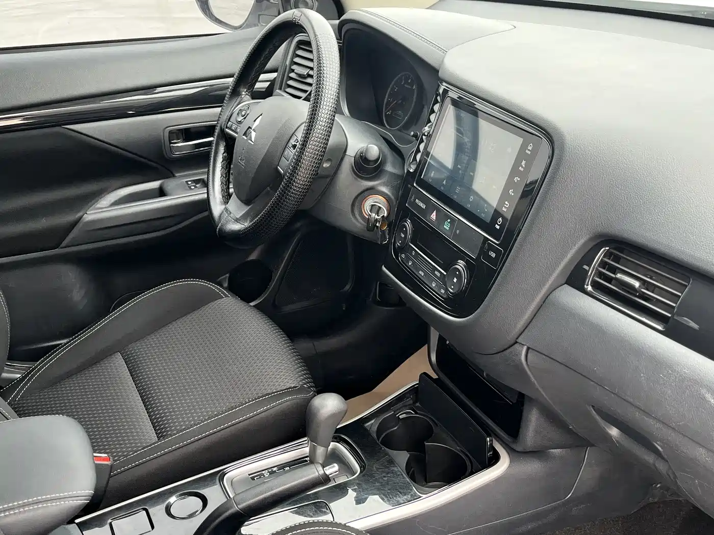 MITSUBISHI OUTLANDER