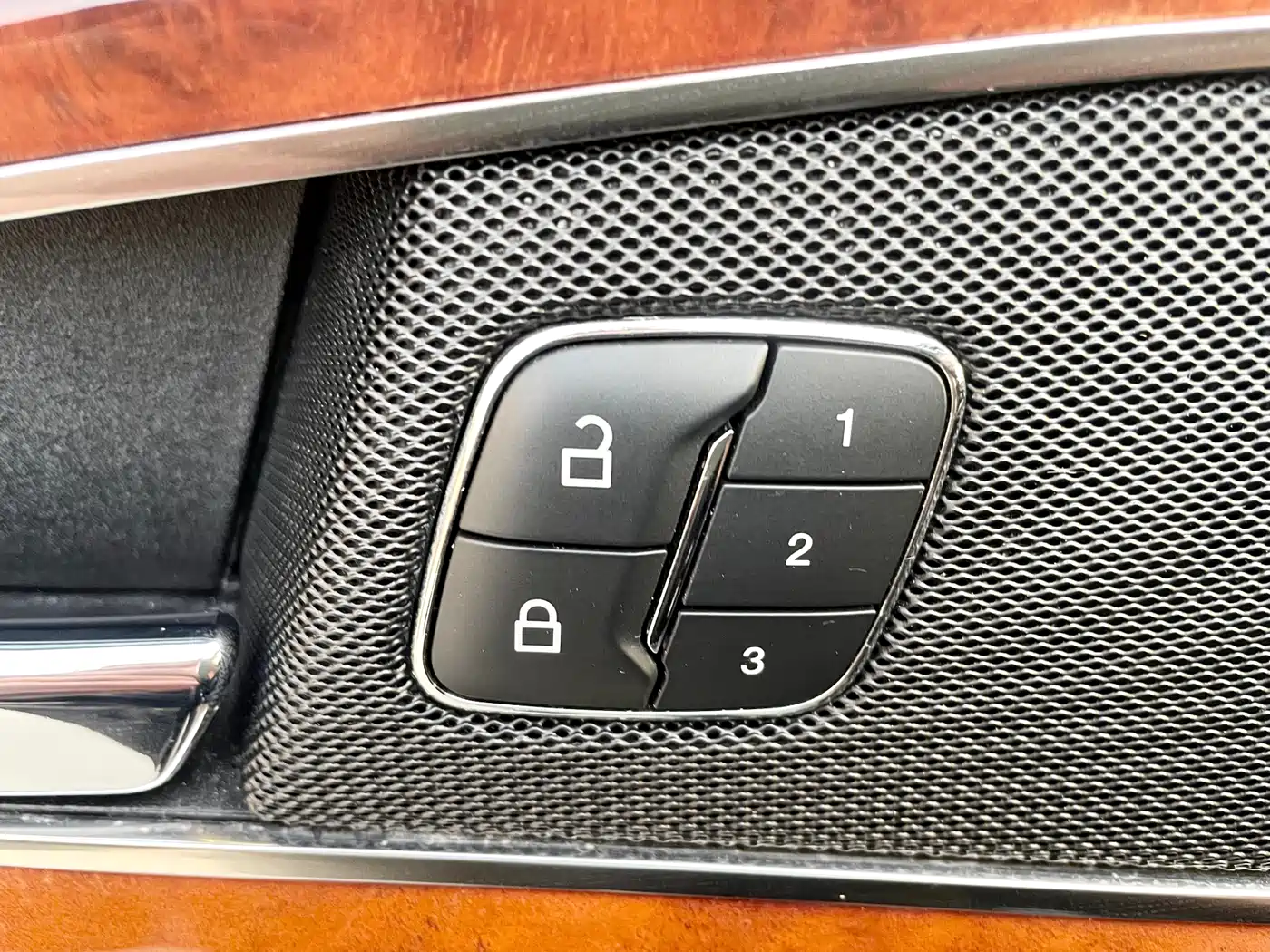 LINCOLN NAVIGATOR (IMPORT)