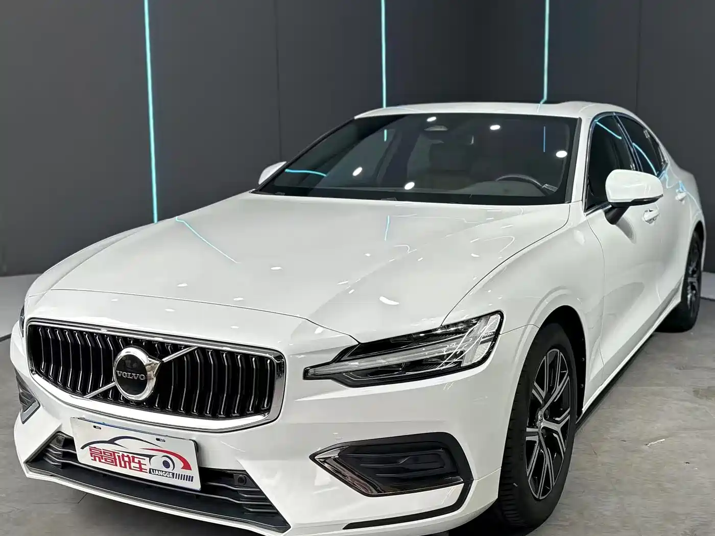 Volvo S60 2023 B4 Smart Comfort Luxury Edition